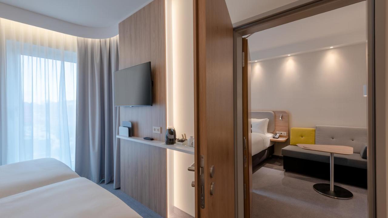 Holiday Inn Express - Munich North By Ihg Exteriör bild